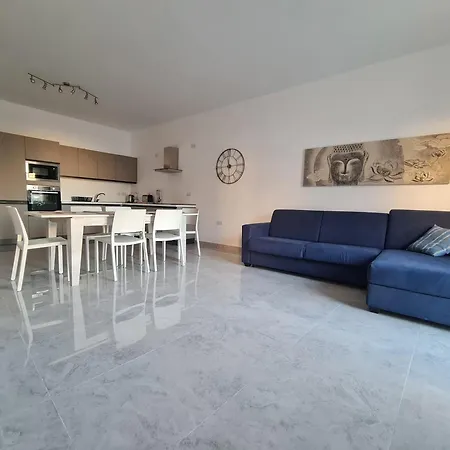 Apartment Seaside Serenity 5 - Few Mins Walk To The Is-Sellum