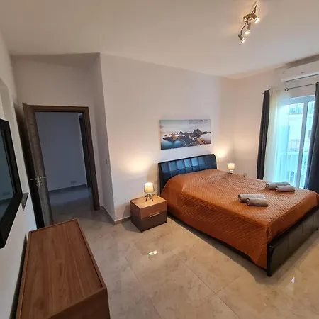 Apartment Seaside Serenity 5 - Few Mins Walk To The