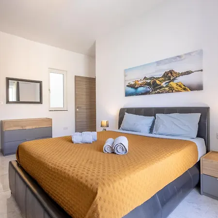 Seaside Serenity 5 - Few Mins Walk To The By Quicktrips Apartment