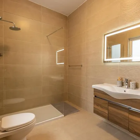 Apartment Seaside Serenity 5 - Few Mins Walk To The By Quicktrips