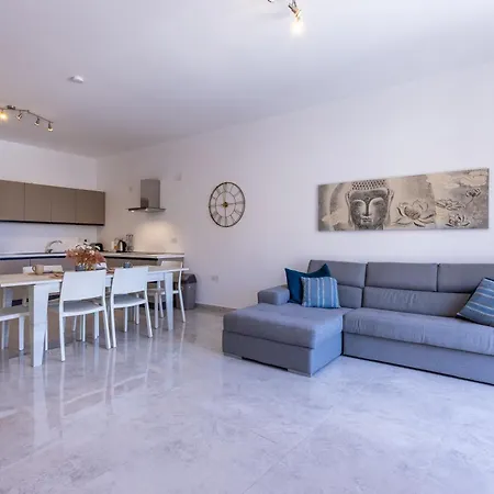 Seaside Serenity 5 - Few Mins Walk To The By Quicktrips Apartment *