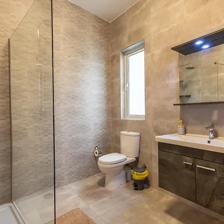 Seaside Serenity 5 - Few Mins Walk To The By Quicktrips Appartement *