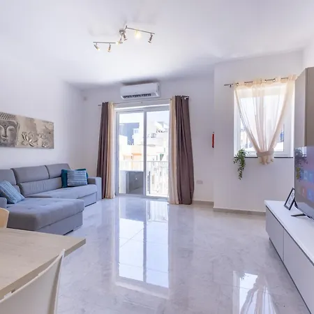 Seaside Serenity 5 - Few Mins Walk To The By Quicktrips Appartement *