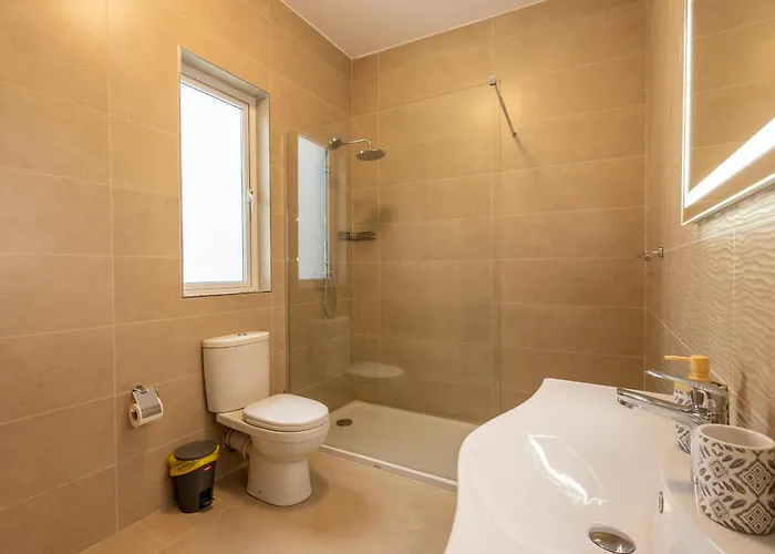 Seaside Serenity 5 - Few Mins Walk To The By Quicktrips Apartmán